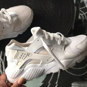 Nike Huarache white grade school 6.5y
